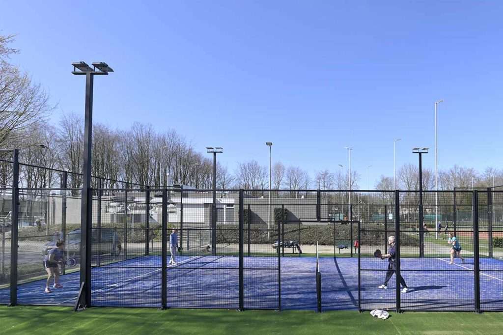 Padelplätze des Tennisclubs Quirijn in Tilburg mit schwarzer Käfigkonstruktion